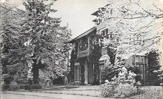 Website foto's 20150020.jpg - Villa Parklust aan de Huydecoperweg Nr. 17 (oud A248/E40b), gebouwd in 1885. In 1887 werd er is de krant van Zeist een advertentie geplaatst en daarin stond dit: Villa Parklust, Mevr. Dutilh naar Den Haag, zij heeft hier gewoond en is verhuisd. De tweede bewoners waren de Dames Palmboom (1891-1905)., Toen Jhr. G.E. de Geer, dir. van "Landbouwbank" te Utrecht had als eerste telefoonnetwerk in dit huis Telefoonnummer: 128 en woonde hier van 1906 tot 1911 dan staat het huis 3 jaar leeg of is verhuurd geweest, maar dan van 1916 tot ongeveer jaren 50 woonde hier F.A. Beunke en was Advocaat en Procureur, maar ook lid van de gemeenteraad van Zeist. Hij had ook een huis telnr: 49, zijn kantoor was gevestigd aan de 1e Dorpsstraat 26 Tel: 328. In de jaren 50 kwam hier tot 1974 de familie H. van Vreeswijk (1906-1974) wonen. Hij was architect en woonde met zijn vrouw Jenny Lowis, (1908-1983) hun trouwde in het jaar 1931, hij was 24 en zij 22 jaar en kregen een dochter Ottolien. Op Nr. 17a woont dan de heer W.F. van Frankfoort, Bouwkundige Tekenaar (1963-1965) Het huis is gesplitst. Dan wordt het pand in 1997-1998 afgebroken om plaats te maken voor 17 luxe Appartementen genaamd: "Noordervliet Staete". Opname van 1900.